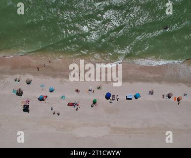 Sommerblick aus der Luft auf den Strand des Asowschen Meeres, Ukraine. Drohnenfoto Stockfoto