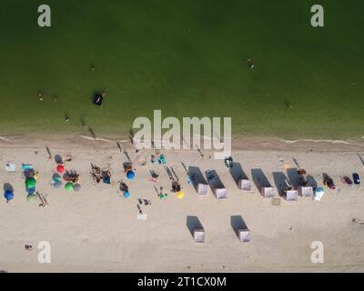 Sommerblick aus der Luft auf den Strand des Asowschen Meeres, Ukraine. Drohnenfoto Stockfoto