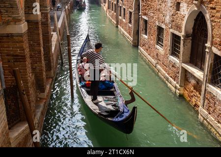 Venedig, Italien. Oktober 2023. Ein kleiner Kanal in Venedig mit Touristen in einer Gondel *** ein kleiner Kanal in Venedig mit Touristen in einer Gondel Credit: Imago/Alamy Live News Stockfoto