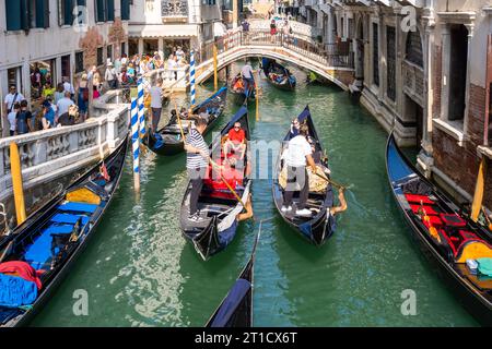 Venedig, Italien. Oktober 2023. Ein kleiner Kanal in Venedig mit Touristen und Gondeln *** ein kleiner Kanal in Venedig mit Touristen und Gondeln Credit: Imago/Alamy Live News Stockfoto