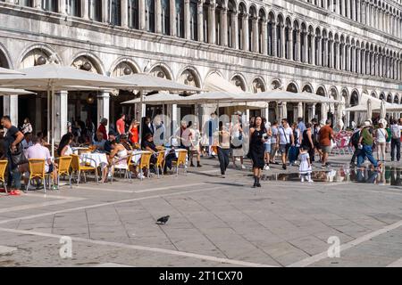 Venedig, Italien. Oktober 2023. Touristen auf St. Markusplatz in Venedig *** Touristen auf dem Markusplatz in Venedig Credit: Imago/Alamy Live News Stockfoto