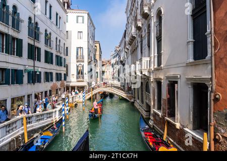 Venedig, Italien. Oktober 2023. Ein kleiner Kanal in Venedig mit Touristen und Gondeln *** ein kleiner Kanal in Venedig mit Touristen und Gondeln Credit: Imago/Alamy Live News Stockfoto