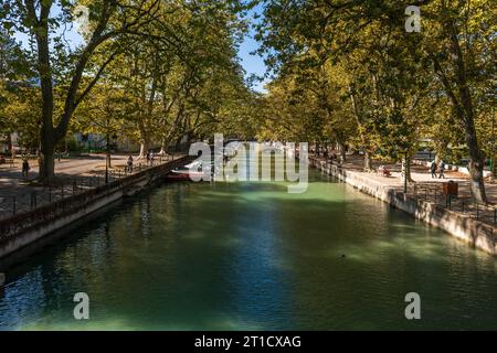 Quai Jules Philippe, ein Kanal im Schatten von Platanen, am See Annecy, in Haute Savoie, Frankreich Stockfoto