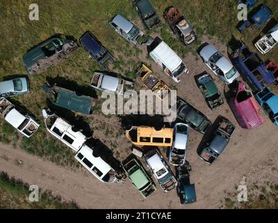 Alte, rostige, korrodierte Autos auf dem Schrottplatz. Recycling von Autos. Luftaufnahme. Stockfoto