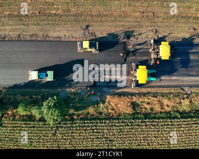 Luftaufnahme auf der neuen Asphaltstraße im Bau. Drohnenfotografie. Stockfoto