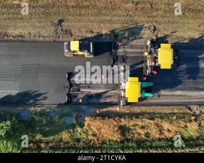 Luftaufnahme auf der neuen Asphaltstraße im Bau. Drohnenfotografie. Stockfoto