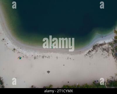 Blick aus der Luft auf den leeren Strand des Sees. Drohnenfoto. Stockfoto