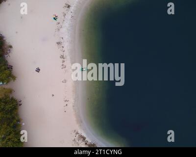 Blick aus der Luft auf den leeren Strand des Sees. Drohnenfoto. Stockfoto