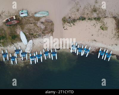 Blick aus der Luft auf den leeren Strand des Sees. Drohnenfoto. Stockfoto