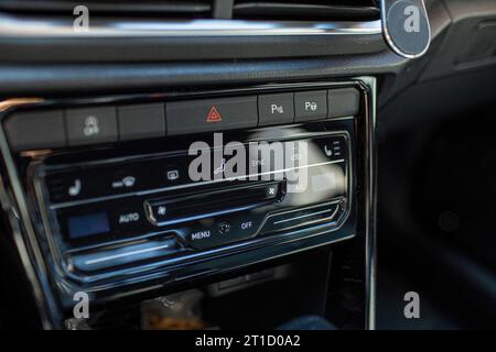 Detail des Armaturenbretts im Cockpit eines modernen Autos. Hochwertige Fotos Stockfoto