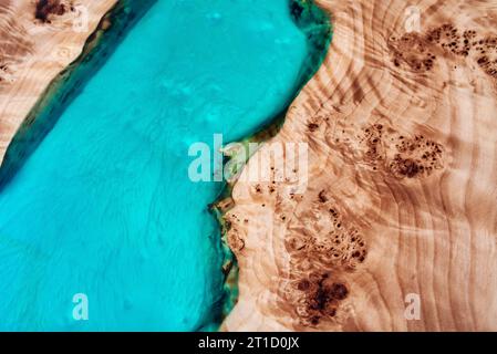 Textur eines Holztisches mit Epoxidharz. Niemand. Stockfoto