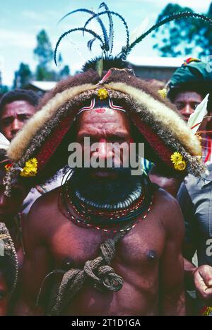 Papua-Neuguinea. Southern Highlands. Außenporträt des Stammes Huli. Stockfoto