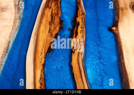 Basteltisch aus Holz und Epoxidharz. Nahaufnahme Stockfoto