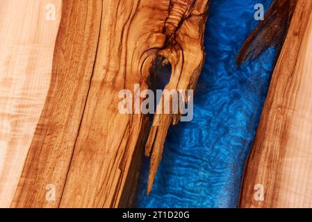 Basteltisch aus Holz und Epoxidharz. Nahaufnahme Stockfoto