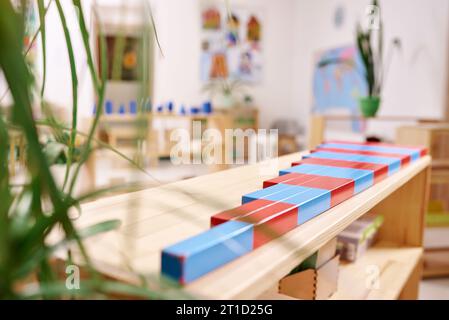 Lichtklasse im Montessori Kindergarten. Die bunten numerischen Stangen im Vordergrund. Niemand. Stockfoto