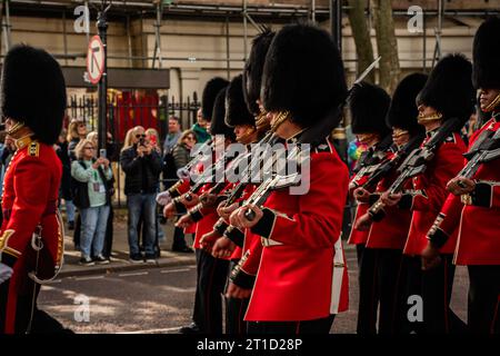 Der Wachwechsel am Buckingham Palace findet um 10:45 Uhr vor dem Buckingham Palace statt und dauert etwa 45 Minuten Stockfoto