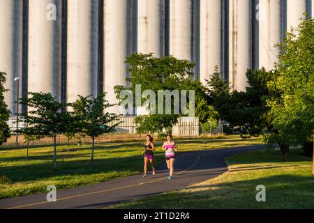 Zwei Läuferinnen joggen den Fußweg entlang, Seattle, Washington State, USA Stockfoto