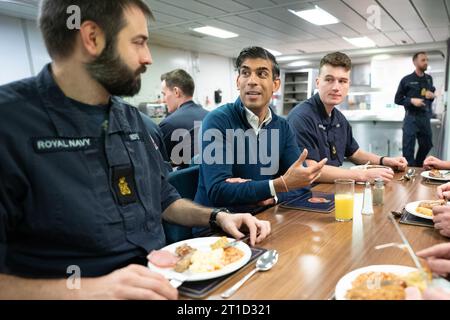 Premierminister Rishi Sunak nimmt an Bord der HMS Diamond zum Frühstück Teil, bevor er am Joint Expeditionary Summit (JEF) auf der Baltischen Insel Gotland, Schweden, teilnimmt. Bilddatum: Freitag, 13. Oktober 2023. Stockfoto