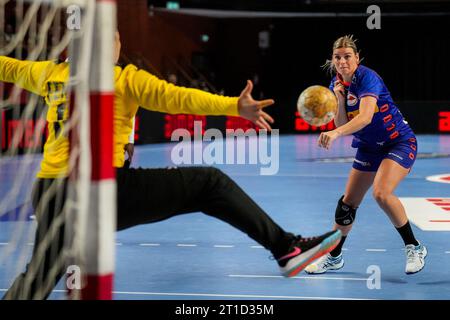 Almere, Niederlande. Oktober 2023. ALMERE, NIEDERLANDE - 12. OKTOBER: Angela Malestein aus den Niederlanden schießt während des Qualifiying-Spiels der Frauen zur EHF Euro 2024 zwischen den Niederlanden und Portugal im Topsportcentrum Almere am 12. Oktober 2023 in Almere, Niederlande (Foto: Rene Nijhuis/BSR Agency) NOCNSF Credit: BSR Agency/Alamy Live News Stockfoto