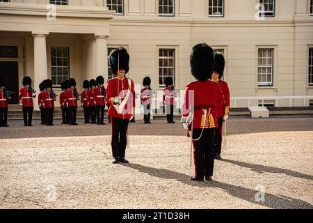 Der Wachwechsel am Buckingham Palace findet um 10:45 Uhr vor dem Buckingham Palace statt und dauert etwa 45 Minuten Stockfoto