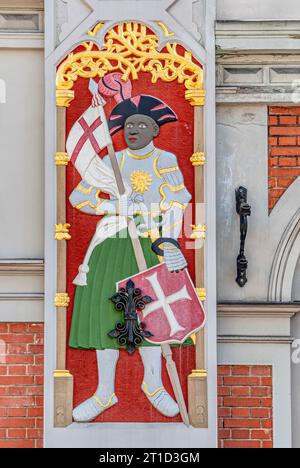 Architektonische Details des Heiligen Maurice auf dem Gebäude der Bruderschaft der Mitesser in Riga, Lettland Stockfoto