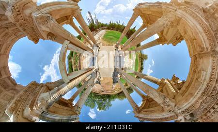 Aus der Vogelperspektive des antiken monumentalen Tetrapylons in der archäologischen Stätte Aphrodisias. Hellenistische Stadt, die Aphrodite gewidmet ist Stockfoto