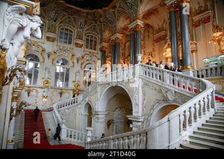 Die Haupttreppe am Winterpalast. St. Petersburg, Russland. Stockfoto