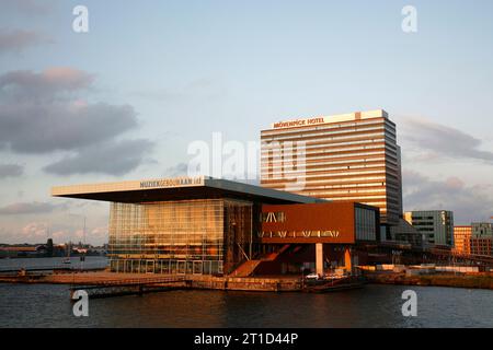 Muziekgebouw aan het IJ, Amsterdams neuer Konzertsaal in Oosterdok, Holland. Stockfoto