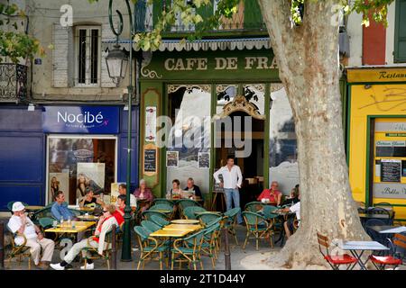 Cafe im Ort De La Liberte, L'Isle Sur la Sorgue, Vaucluse, Provence, Frankreich. Stockfoto