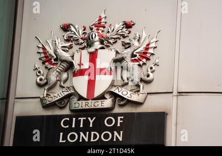 London: Die Drachen-Begrenzungszeichen sind gusseiserne Statuen von Drachen auf Metall oder Stein und markieren die Grenze der Stadt London Stockfoto