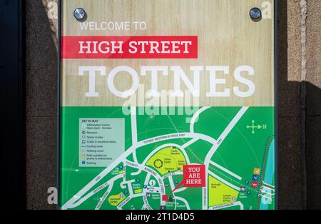 Ein Touristeninformationsschild in der High Street, Totnes, Devon, Großbritannien, mit Ihrem Standort und einer Karte mit lokalen Sehenswürdigkeiten. Stockfoto