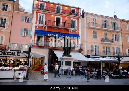 Statue von Admiral Suffren am Quai Jean Jaures, St. Tropez, Var, Provence, Frankreich. Stockfoto