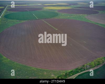 Luftdrohnenansicht des Kreisfeldes in der Ukraine. Bewässerungssystem mit Mittelzapfen Stockfoto