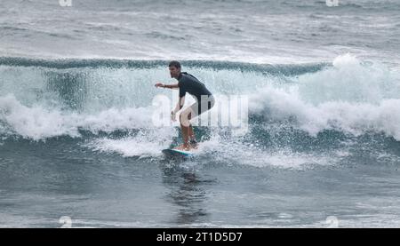 Surfer, der auf einer gebrochenen Welle fährt Stockfoto
