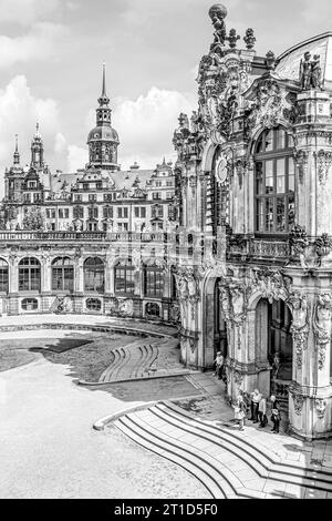 Glockenspiel- und Porzellansammlung im Zwinger-Schloss, mit dem Residenzschloss Dresden im Hintergrund, Deutschland in schwarz-weiß Stockfoto