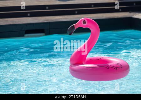 Urlaubsreisekonzept mit aufblasbarer rosafarbener Flamingo-Float-Spielzeugmatratze Stockfoto