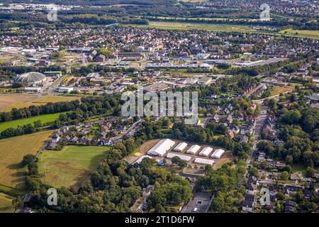 Luftbild, Flüchtlingsunterkunft auf dem Sportplatz der früheren Gerhart-Hauptmann-Realschule Bismarckstraße, Gewerbegebiet an der Wienbecke, Feuerwehr und Rundhalle, CreativQuartier Fürst Leopold, ehemals Zeche Schacht 2 Fürst-Leopold mit Fördergerüst, Hervest, Dorsten, Ruhrgebiet, Nordrhein-Westfalen, Deutschland ACHTUNGxMINDESTHONORARx60xEURO *** Luftaufnahme, Flüchtlingsunterkunft auf dem Sportplatz der ehemaligen Gerhart Hauptmann Realschule Bismarckstraße, Industriegebiet an der Wienbecke, Feuerwehr und Rundhalle, CreativQuartier Fürst Leopold, ehemaliger Zeche 2 Fürst Leopold Stockfoto