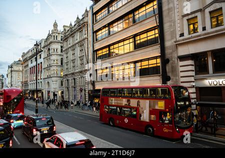 Straßen von London und Doppeldeckerbusse, Hop-on-Hop-off-Touren durch die Stadt. Straßen von London und Verkehr Stockfoto