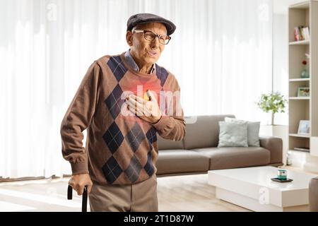 Älterer Mann, der seine Brust hält, rote Entzündungszone, Schmerz und Leiden Konzept Stockfoto