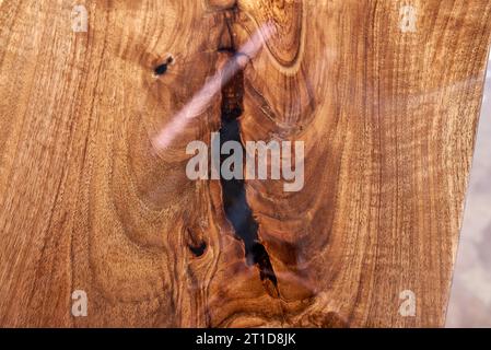Textur eines Holztisches mit Epoxidharz. Niemand. Stockfoto