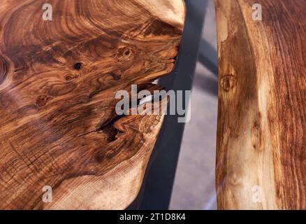Textur eines Holztisches mit Epoxidharz. Niemand. Stockfoto