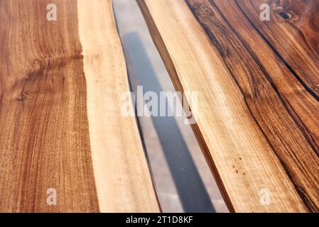 Textur eines Holztisches mit Epoxidharz. Niemand. Stockfoto