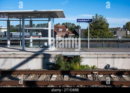 Liedekerke, Ostflämische Region, Belgien, 1. Oktober, 2023: leerer Bahnsteig und Gleise des Bahnhofs Stockfoto