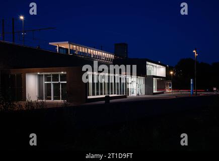 Liedekerke, Ostflämische Region, Belgien, 1. Oktober, 2023 - Nachtblick über das moderne Gebäude des örtlichen Bahnhofs Stockfoto