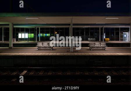 Liedekerke, Ostflämische Region, Belgien, 1. Oktober, 2023 - Nachtblick über den Bahnsteig des örtlichen Bahnhofs Stockfoto