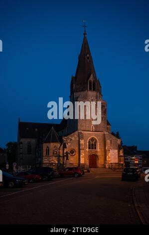 Denderleeuw, Ostflämische Region, Belgien, 1. Oktober, 2023: die katholische Kirche St. Amand des Dorfes in der Abenddämmerung Stockfoto