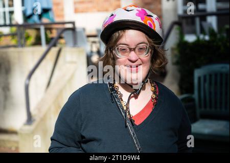 Außenporträt einer 41-Jährigen Frau mit Down-Syndrom, die einen Fahrradhelm trägt, Tienen, Flandern, Belgien Stockfoto