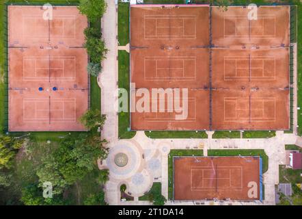 Blick von oben auf die Tennisplätze. Öffentlicher Sportbereich im Freien von oben. Stockfoto