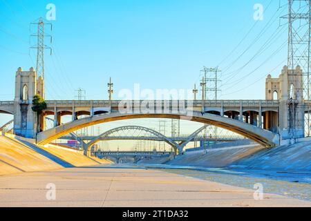 Blick auf den Kanal des Los Angeles River über das wunderschöne Brücken-Netz. Stockfoto