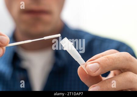 Augsburg, Bayern, Deutschland. Oktober 2023. Mann macht einen COVID-19 Coronavirus Schnelltest *** Mann macht einen COVID-19 Coronavirus Schnelltest Credit: Imago/Alamy Live News Stockfoto